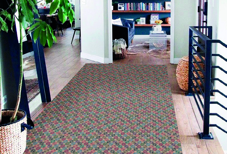 Alfombra de pasillo junto a una barandilla