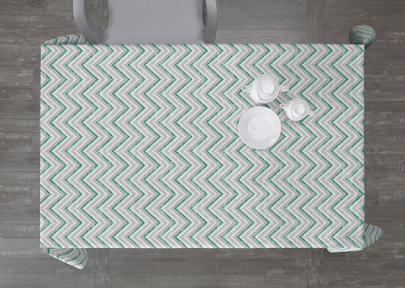Mantel de zigzag verde y blanco, puesto en la mesa